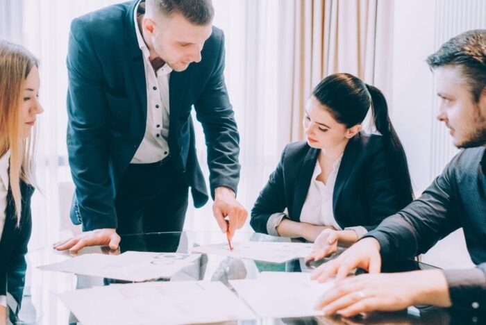 Quelle est la différence entre le coaching de leadership et le modèle traditionnel de gestion et d’administration ?