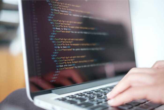 Quelles sont les compétences et qualités requises pour être développeur ?